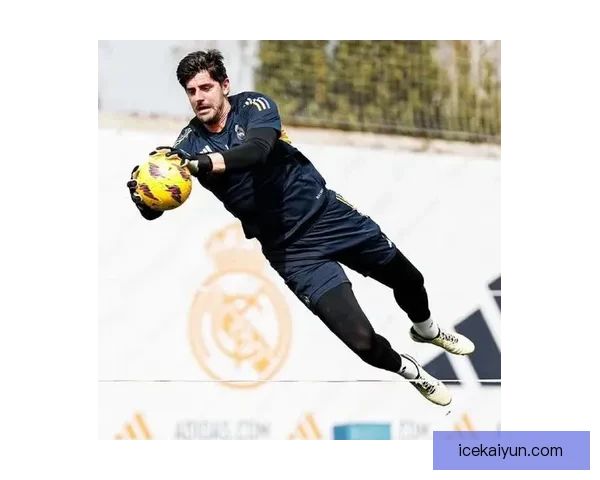 库尔图瓦在安切洛蒂战术体系中继续展现稳定表现,备受关注 库尔图瓦在安切洛蒂战术体系中继续展现稳定表现,备受关注